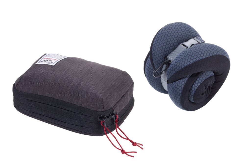 Dunkles Memory-Foam-Nackenkissen mit kompakter Transporttasche